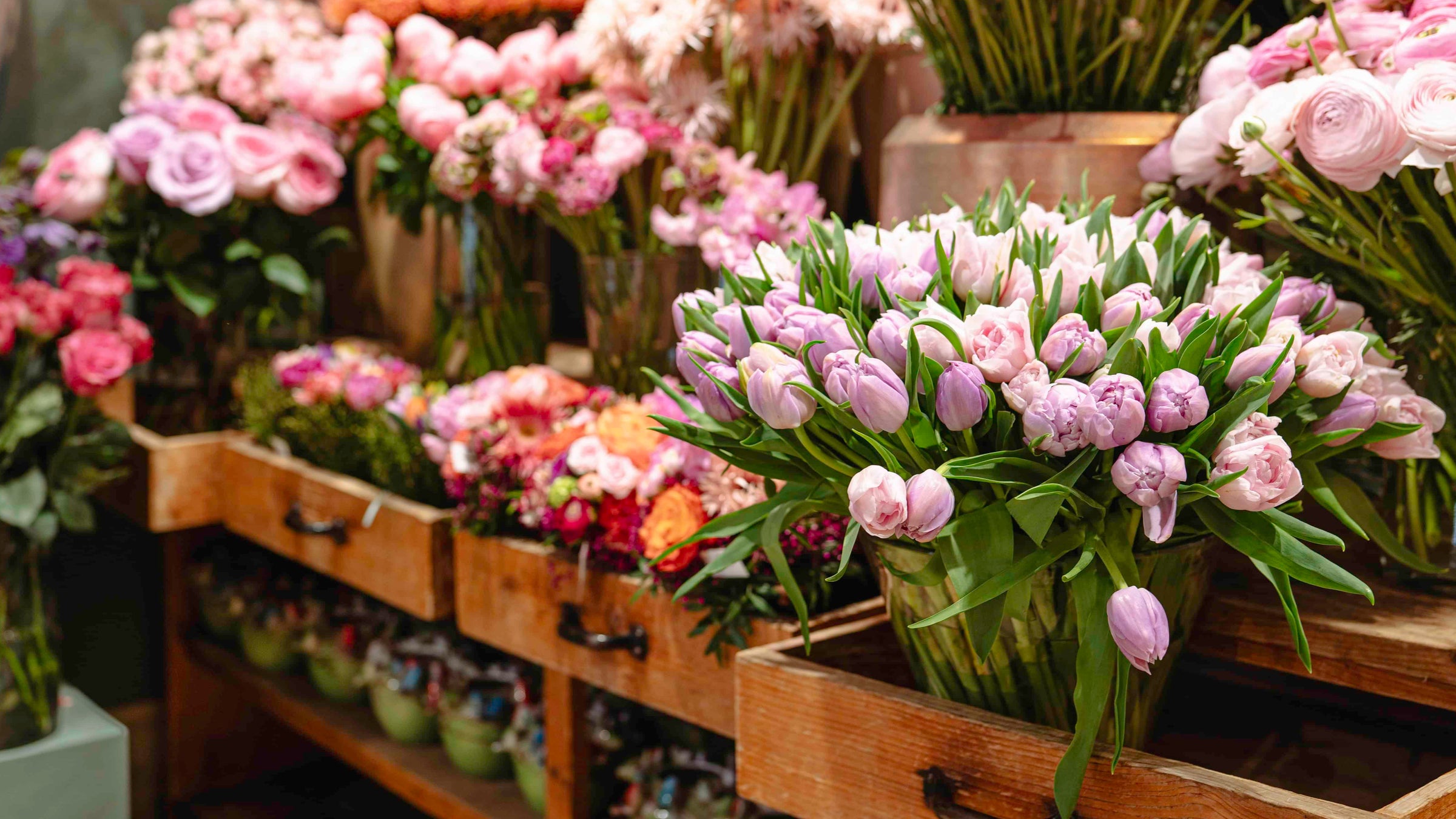 Blumen Bahlmann Blumendisplay mit Tulpen und Rosen im Rathaus München