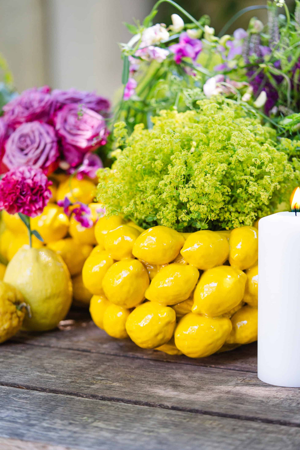 Blumen Bahlmann Zitronenvase aus Keramik in klein, arrangiert für eine Gartenparty.