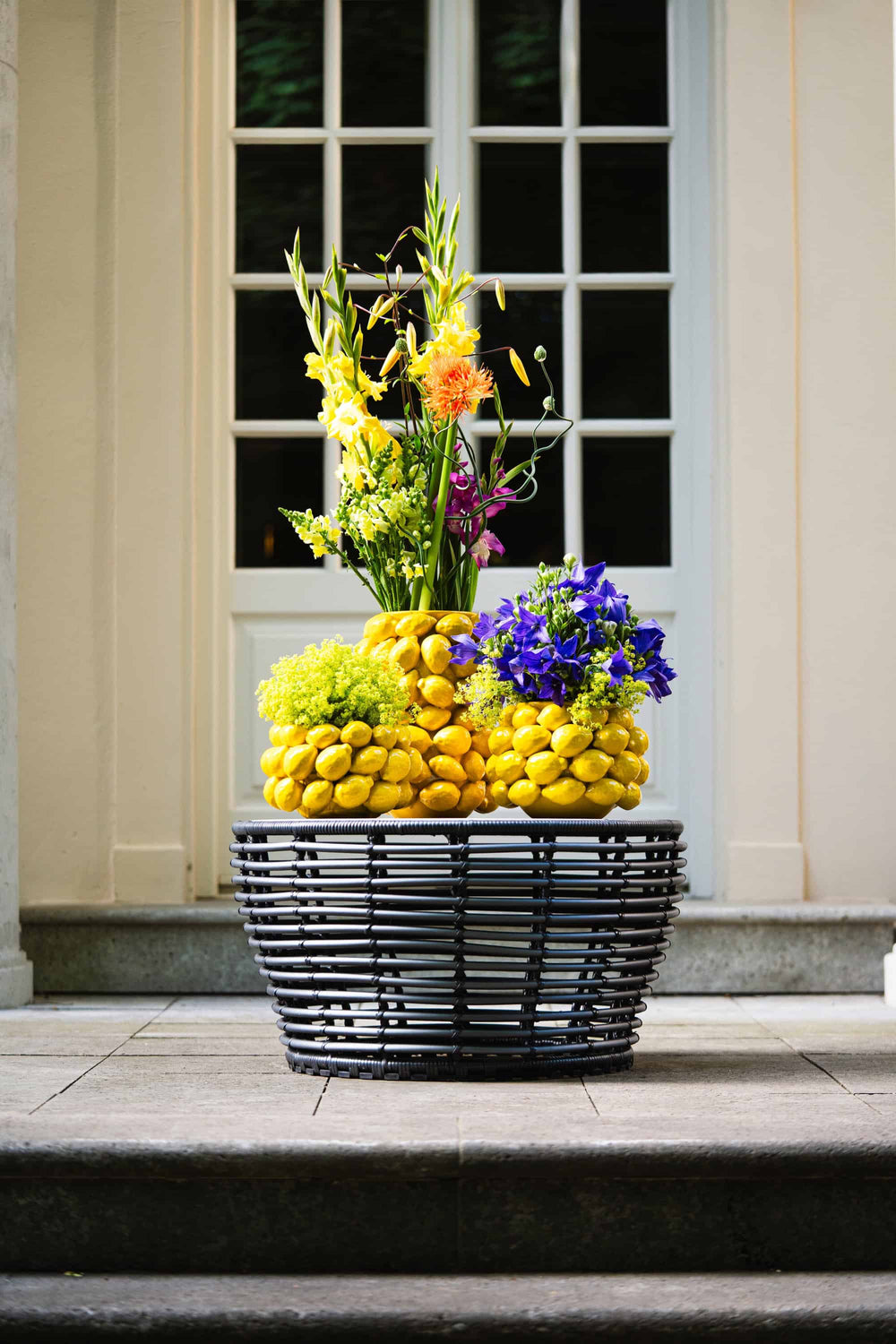 Blumen Bahlmann Keramikvase in Zitronenform in allen Größen auf Terrassentisch im Sommer in Münchner Villa.